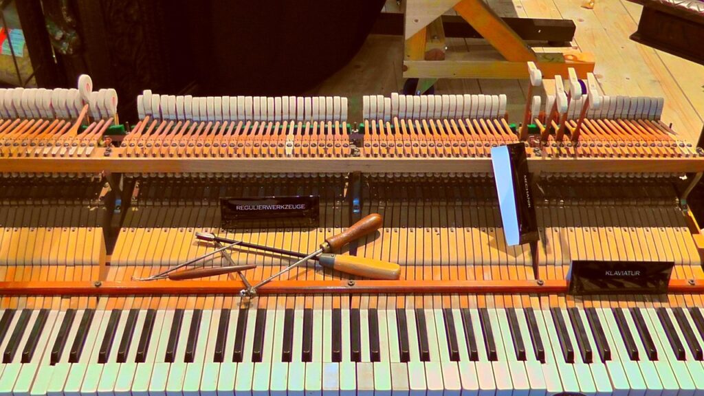 Grand_piano_tools_ Vista de herramientas sobre piano de cola