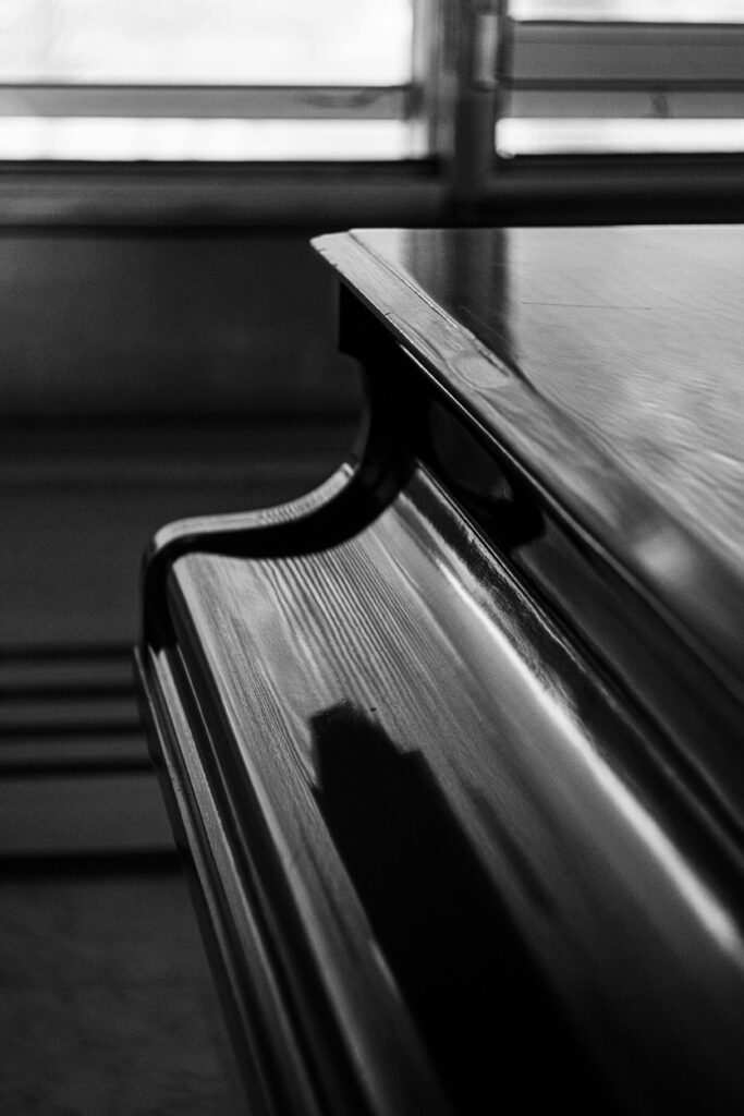 Grand_piano_bn Vista artística de piano de cola en blanco y negro